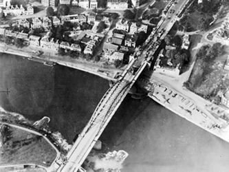 Rijnbrug, 19 september 1944. Britten verdedigen defensieve posities in gebouwen aan weerszijden van de noordelijke toegangsweg tot de brug.