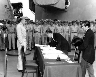De Japanse minister van Buitenlandse Zaken Mamoru Shigemitsu ondertekent de Japanse capitulatie aan boord van het Amerikaanse slagschip USS Missouri.