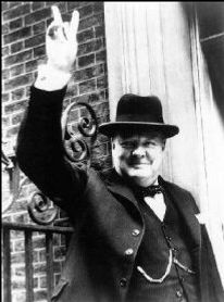 V for Victory.

Het werkelijke doel van de geallieerden was “we will accept nothing less then Full Victory‘’,  de ‘volledige overwinning op Duitsland’. (Eisenhower, 5 juni 1944). Winston Churchill maakte niets voor niets het V-teken (V for Victory), teken van de overwinning. 8 mei 1945 is de dag van de inwerkingtreding van de volledige en onvoorwaardelijke capitulatie van alle Duitse strijdkrachten op alle fronten op 7 mei 1945 in Reims. Die dag werd dan ook Victory in Europe Day (VE-Day).